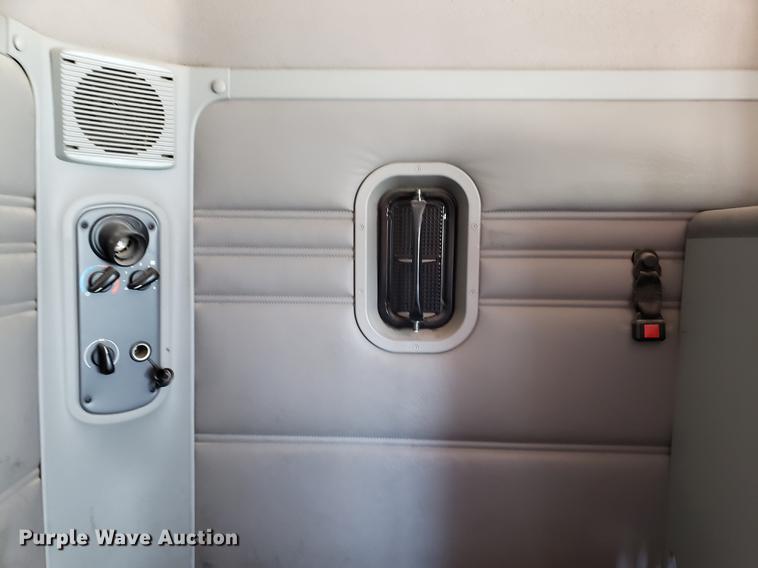 image for item EK9007 2004 Freightliner Columbia semi truck