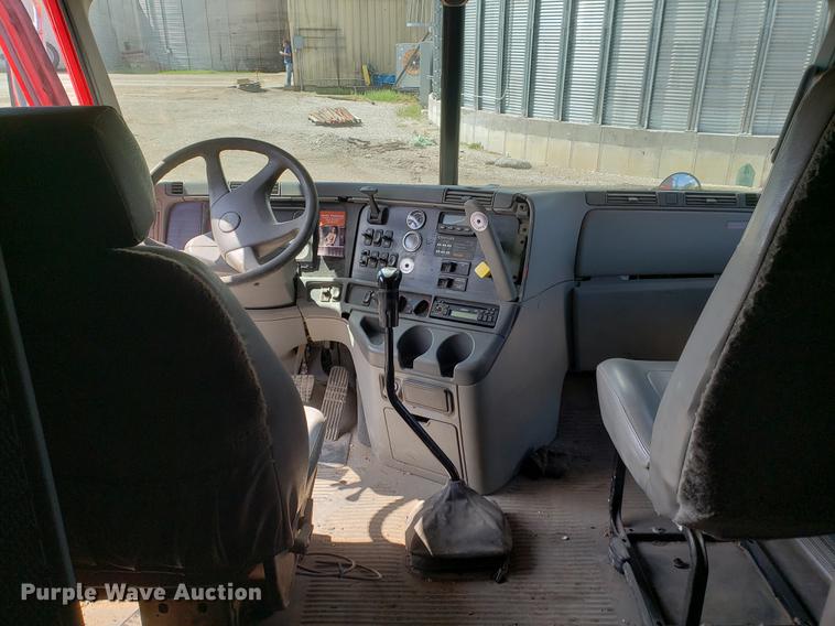 image for item EK9007 2004 Freightliner Columbia semi truck