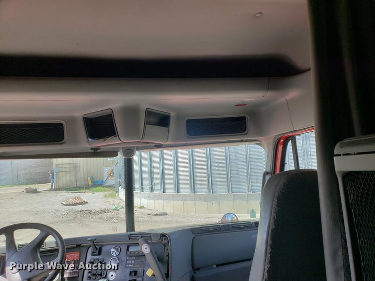 image for item EK9007 2004 Freightliner Columbia semi truck