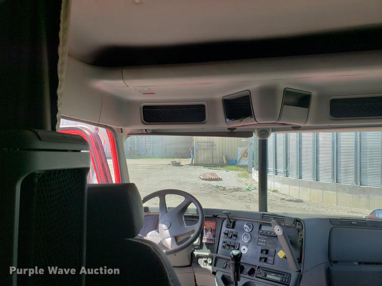 image for item EK9007 2004 Freightliner Columbia semi truck