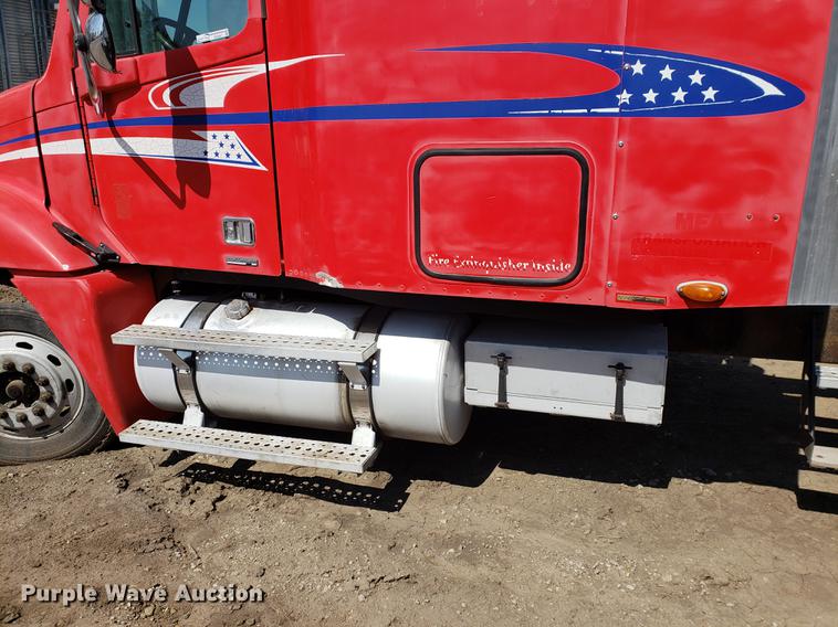 image for item EK9007 2004 Freightliner Columbia semi truck