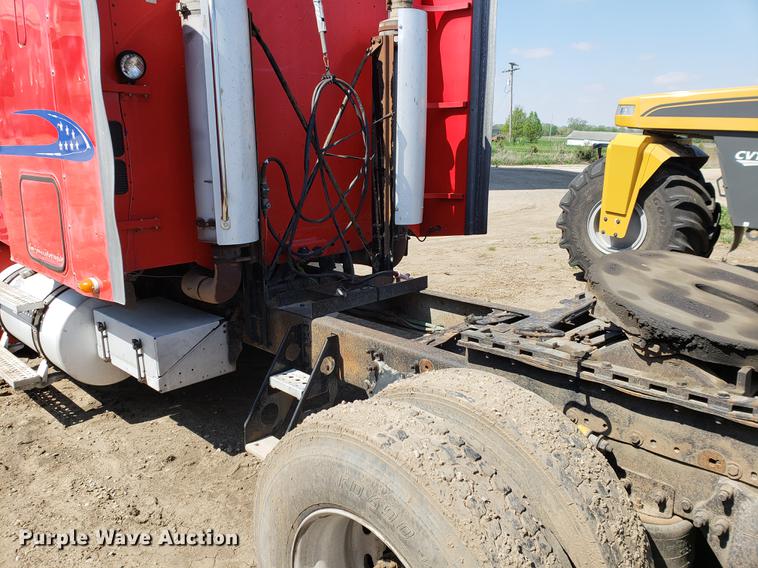 image for item EK9007 2004 Freightliner Columbia semi truck