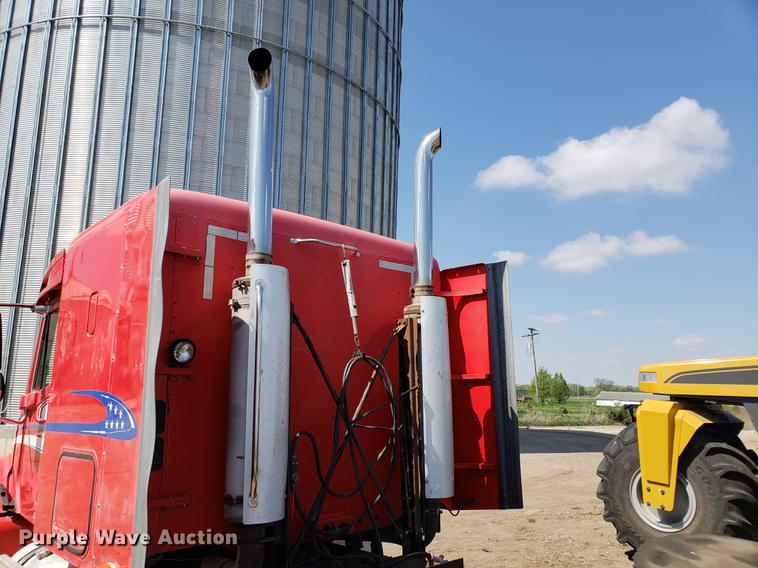 image for item EK9007 2004 Freightliner Columbia semi truck