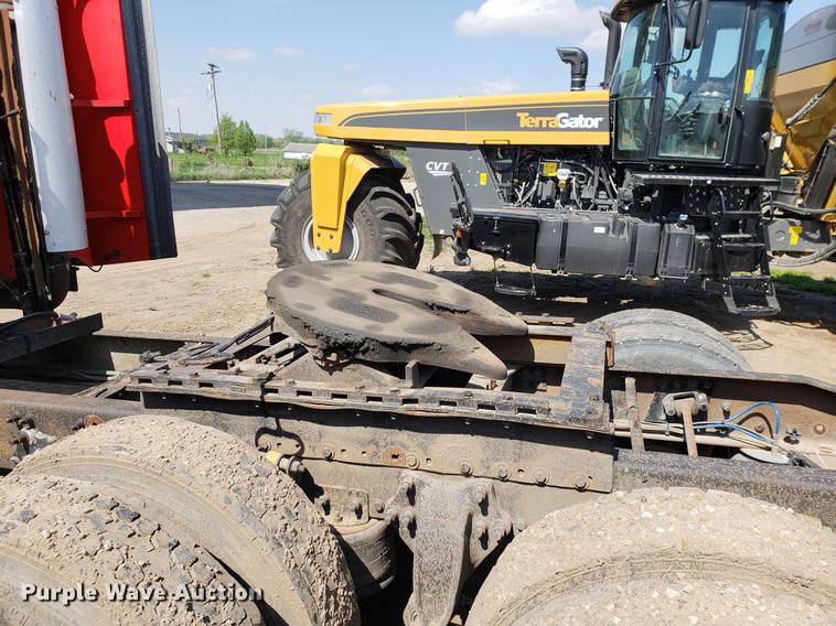 image for item EK9007 2004 Freightliner Columbia semi truck