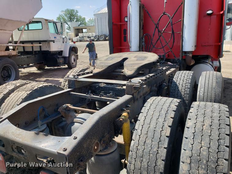 image for item EK9007 2004 Freightliner Columbia semi truck