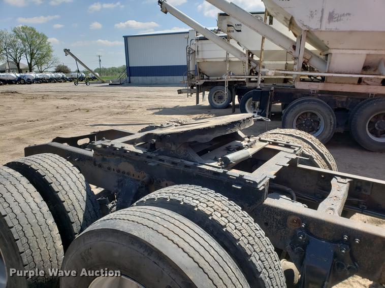 image for item EK9007 2004 Freightliner Columbia semi truck