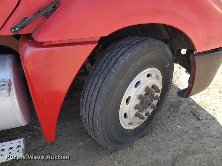 image for item EK9007 2004 Freightliner Columbia semi truck