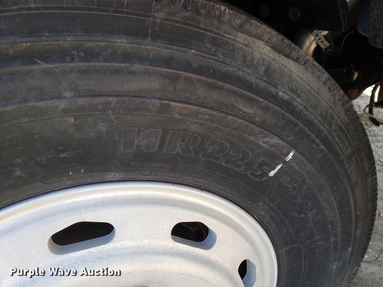 image for item EK9007 2004 Freightliner Columbia semi truck