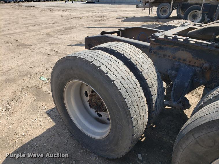 image for item EK9007 2004 Freightliner Columbia semi truck