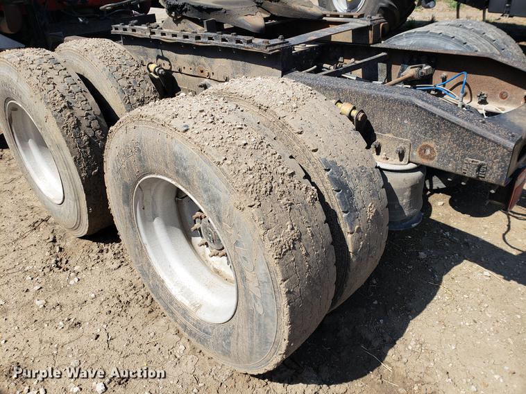 image for item EK9007 2004 Freightliner Columbia semi truck