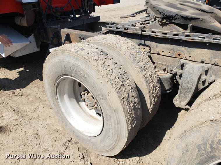 image for item EK9007 2004 Freightliner Columbia semi truck