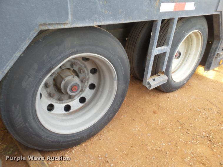 image for item EN9556 2001 Miller car trailer