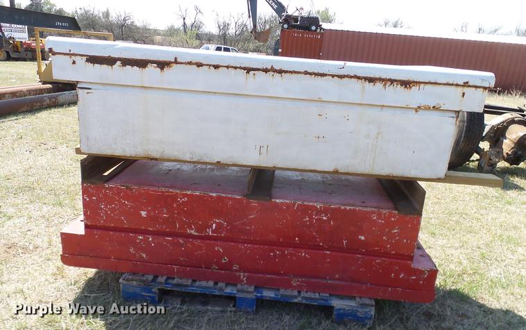 image for item EO9776 Toolboxes and bed covers