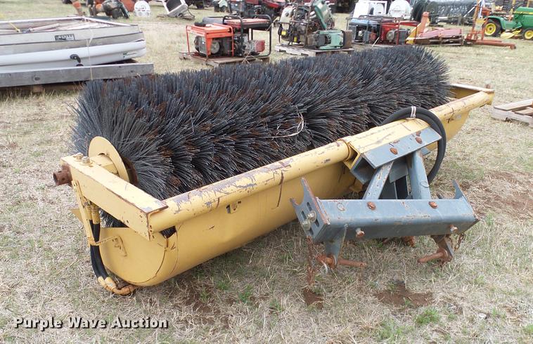 image for item EO9782 Tiger broom