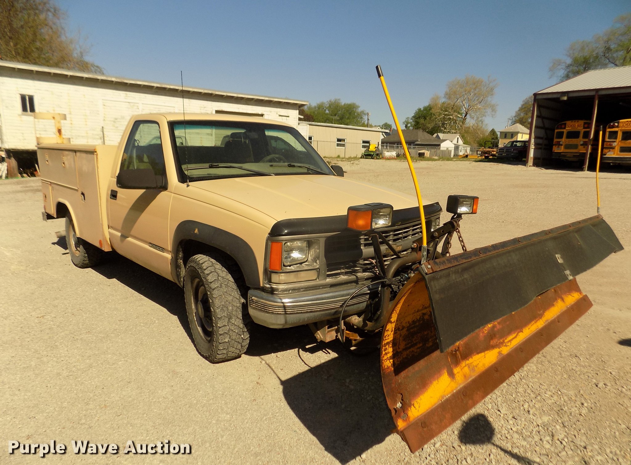 2000 Chevrolet 2500 utility bed pickup truck in Shenandoah, IA Item