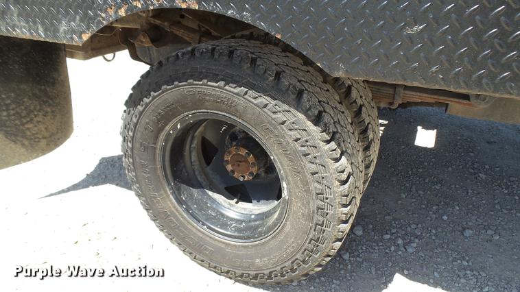 image for item CC9169 2003 Ford F350 Super Duty XL Crew Cab flatbed pickup truck