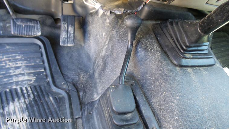 image for item CC9169 2003 Ford F350 Super Duty XL Crew Cab flatbed pickup truck