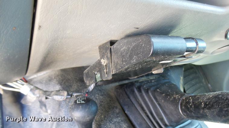 image for item CC9169 2003 Ford F350 Super Duty XL Crew Cab flatbed pickup truck