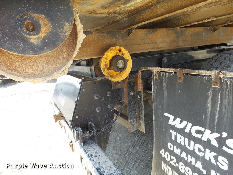 image for item DA3581 1998 Ford F700 hooklift truck