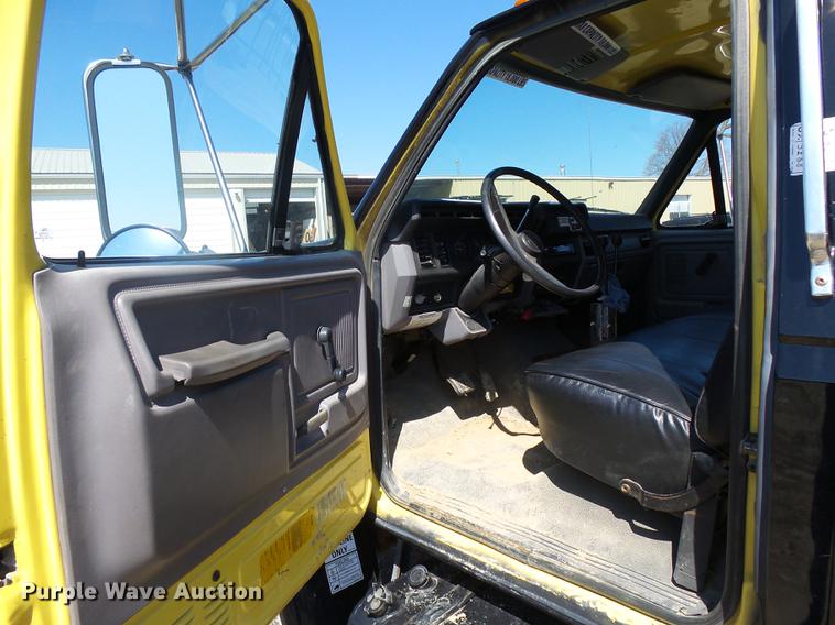 image for item DA3581 1998 Ford F700 hooklift truck