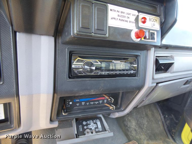 image for item DA3581 1998 Ford F700 hooklift truck