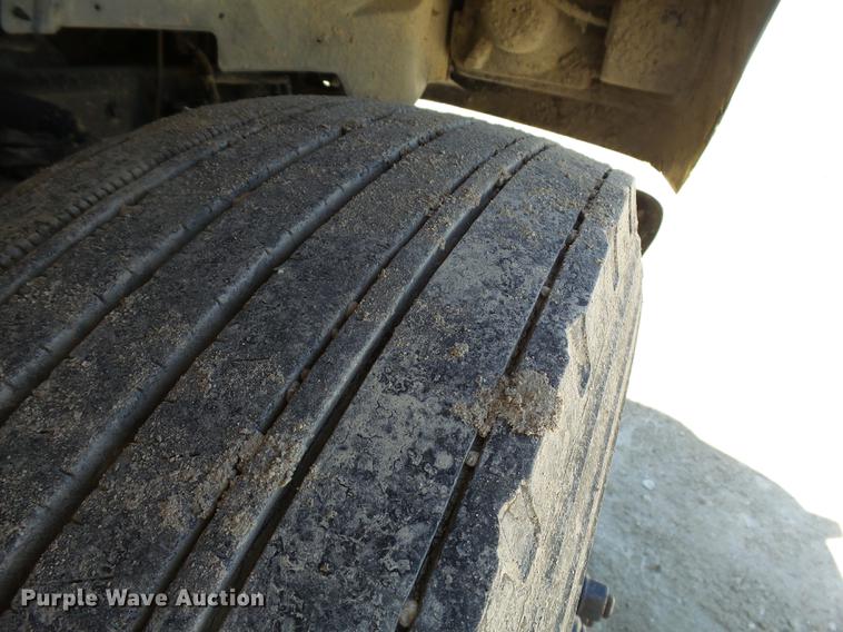 image for item DA3581 1998 Ford F700 hooklift truck