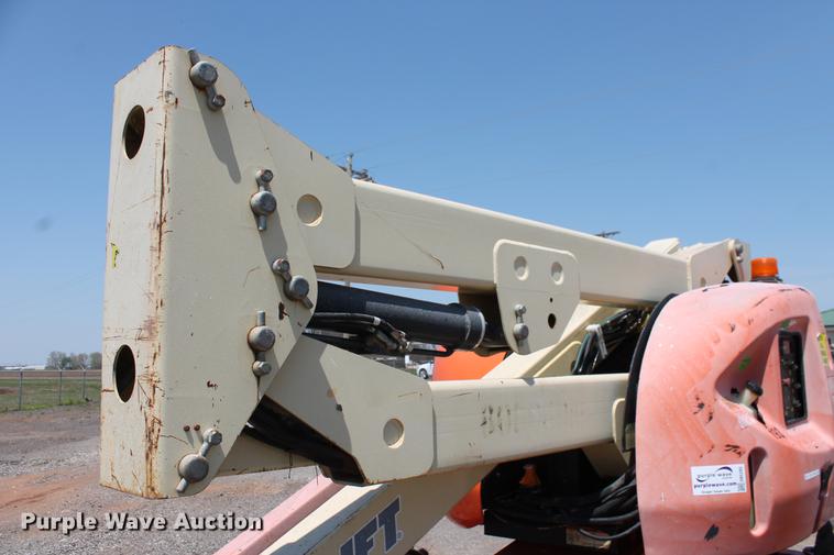 image for item DB5205 2000 JLG 450A boom lift