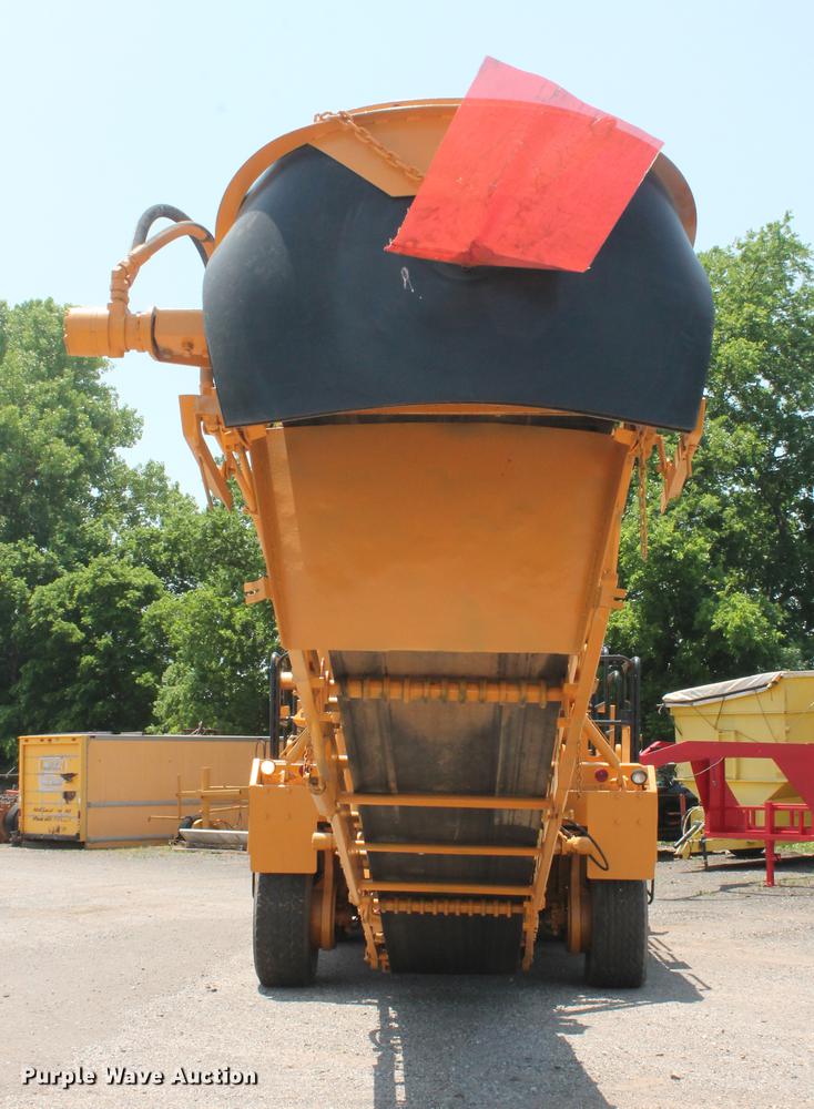 image for item DB5207 1999 CMI MTP4004CP concrete placer