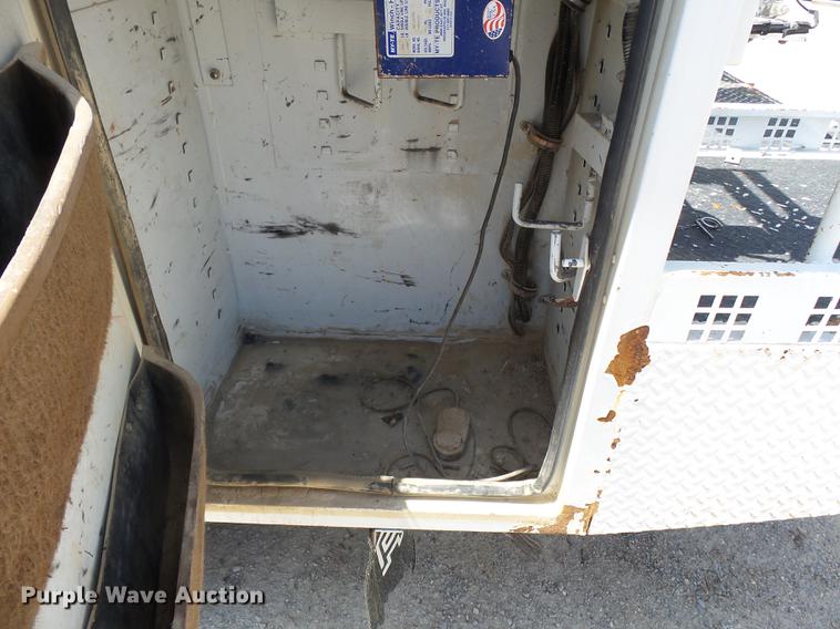 image for item DB7128 2011 Ford F550 Super Duty bucket truck