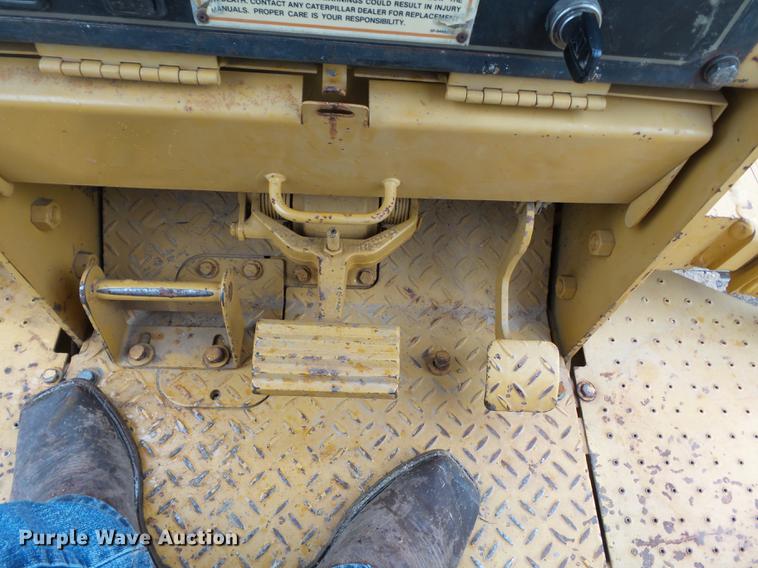 image for item DB7133 1998 Caterpillar D3C dozer