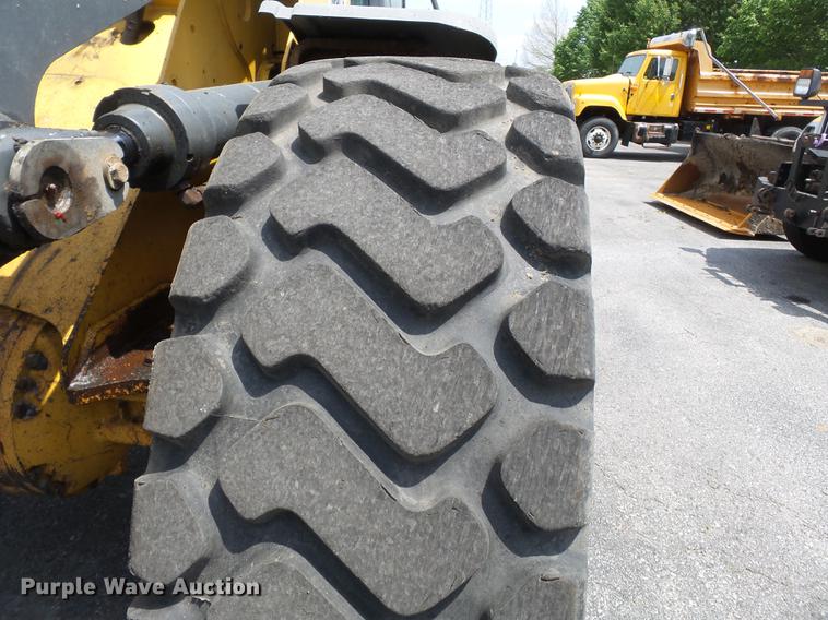 image for item DB7142 2004 John Deere 624J wheel loader