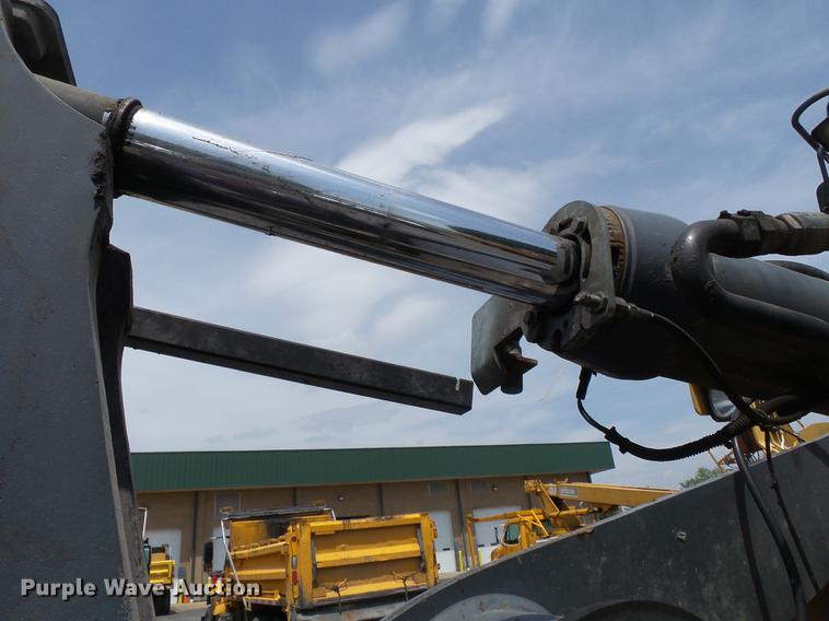 image for item DB7142 2004 John Deere 624J wheel loader