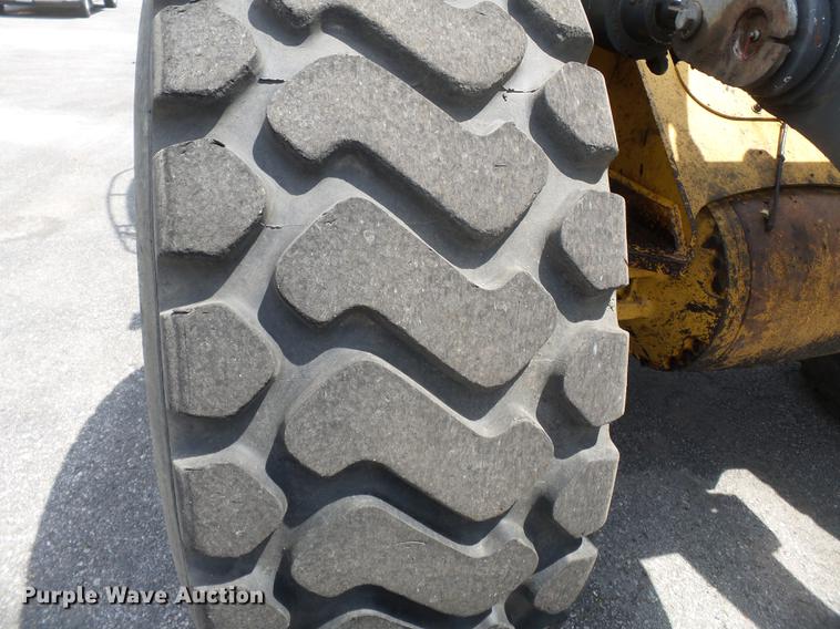 image for item DB7142 2004 John Deere 624J wheel loader
