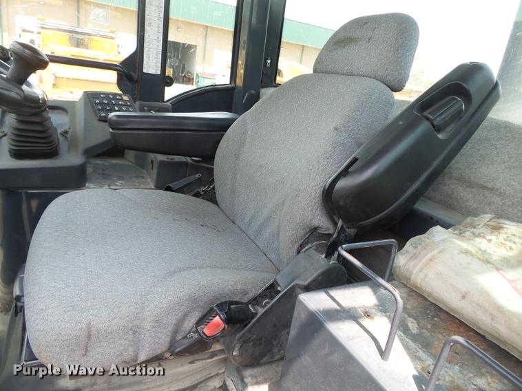 image for item DB7142 2004 John Deere 624J wheel loader