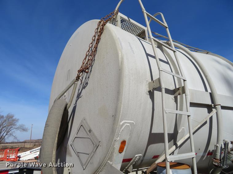 image for item DC0916 1968 Butler dry bulk pneumatic tank trailer