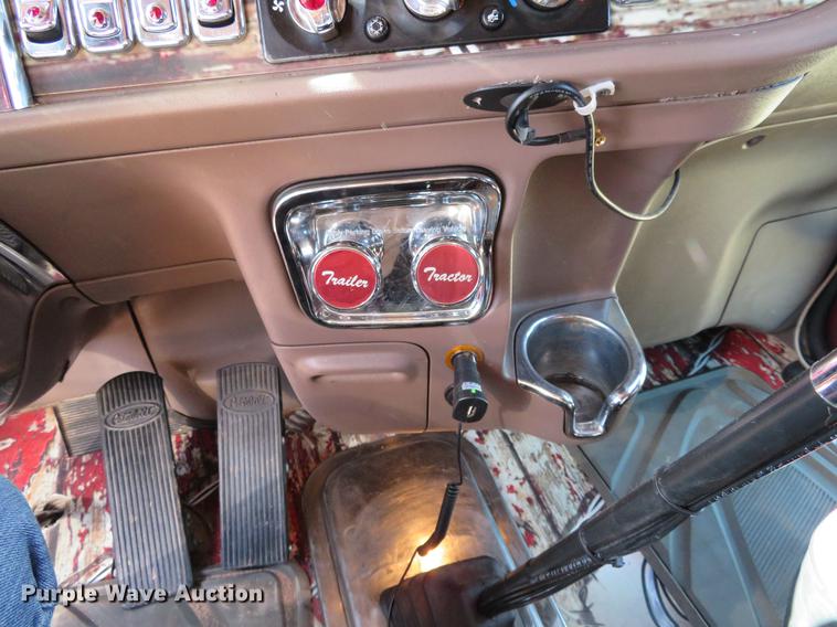 image for item DC0918 2006 Peterbilt 379 semi truck