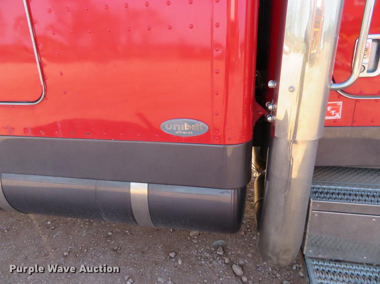 image for item DC0918 2006 Peterbilt 379 semi truck