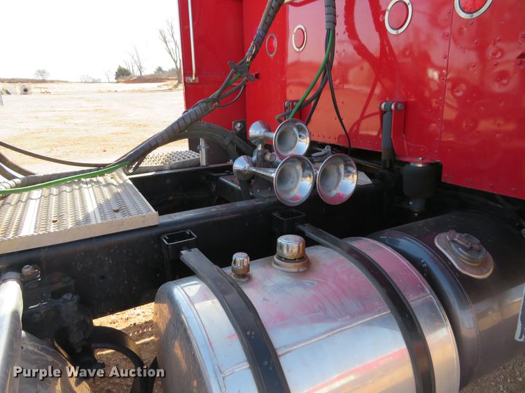 image for item DC0918 2006 Peterbilt 379 semi truck