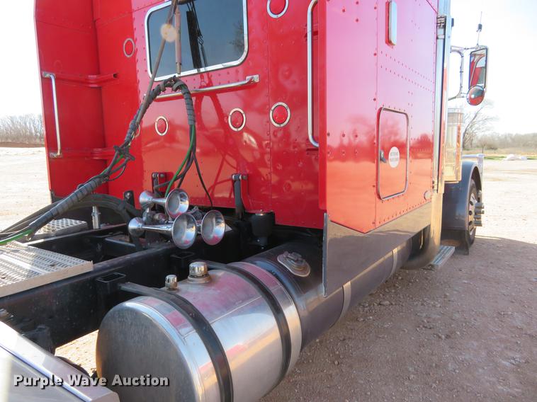 image for item DC0918 2006 Peterbilt 379 semi truck
