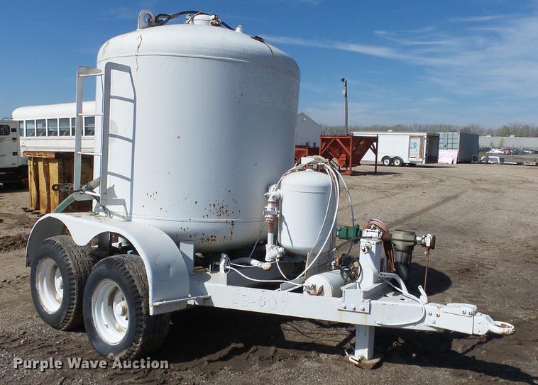 Schmidt sand blasting trailer in Wichita, KS Item DC3021 sold Purple Wave