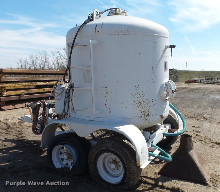 Schmidt sand blasting trailer in Wichita, KS Item DC3021 sold Purple Wave