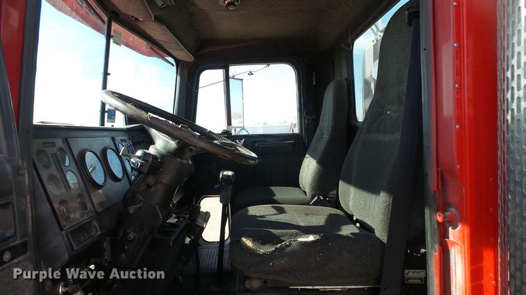 image for item DC3025 1991 International F9370 semi truck