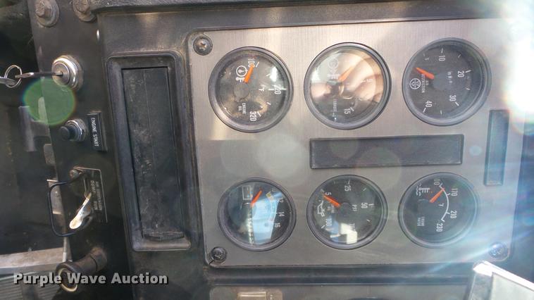 image for item DC3025 1991 International F9370 semi truck