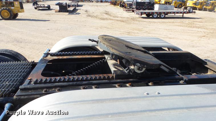 image for item DC3025 1991 International F9370 semi truck