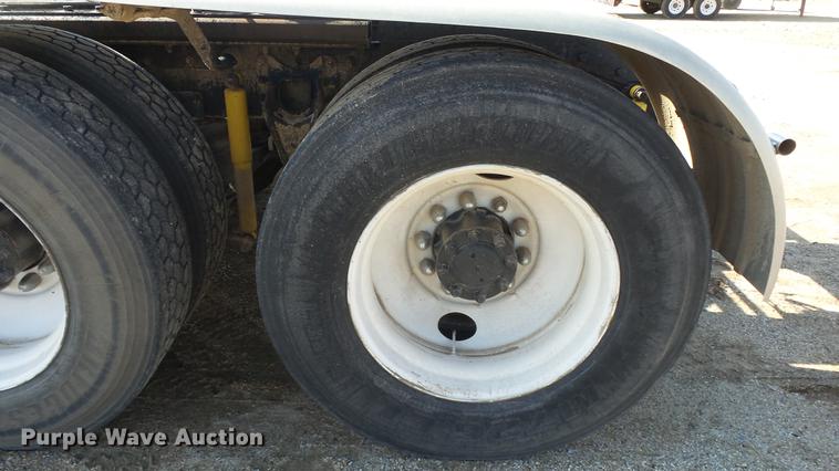 image for item DC3025 1991 International F9370 semi truck