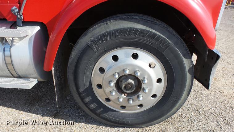 image for item DC3025 1991 International F9370 semi truck