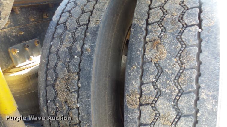 image for item DC3025 1991 International F9370 semi truck