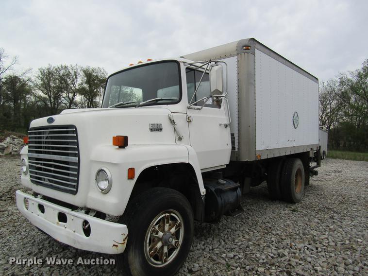 image for item DC4250 1985 Ford 8000 box truck