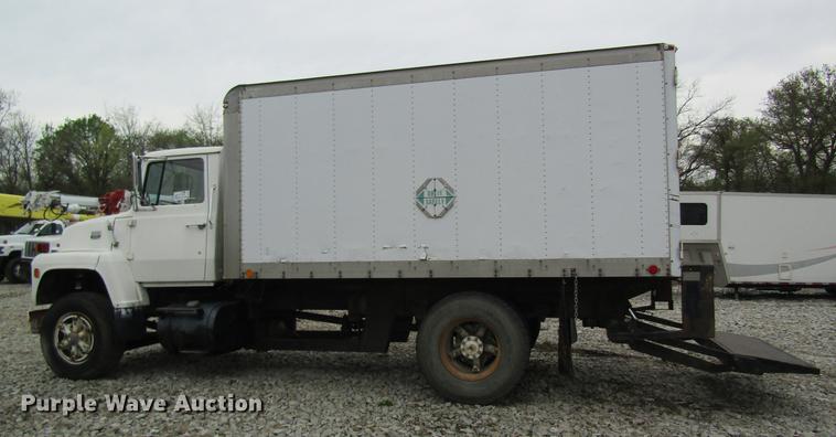 image for item DC4250 1985 Ford 8000 box truck
