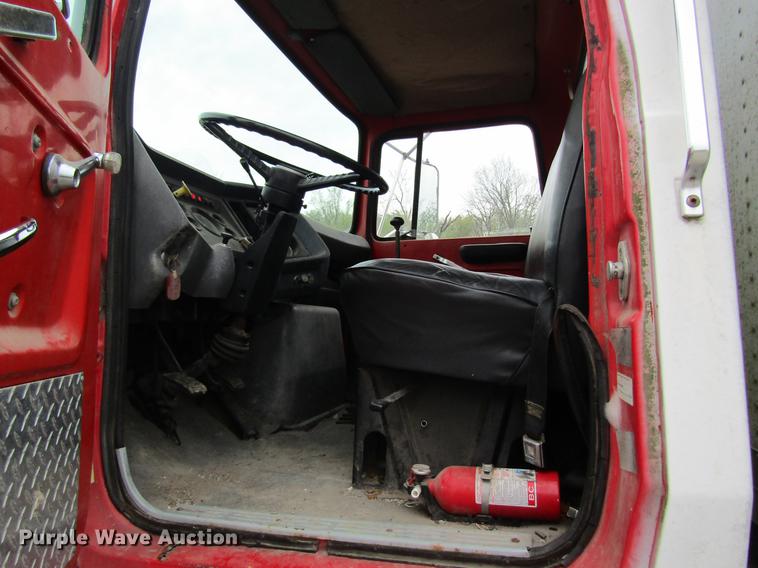 image for item DC4250 1985 Ford 8000 box truck